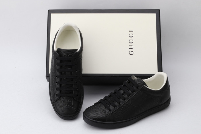 Gv*c ace embroidered low-top sneaker 431942a38g09065